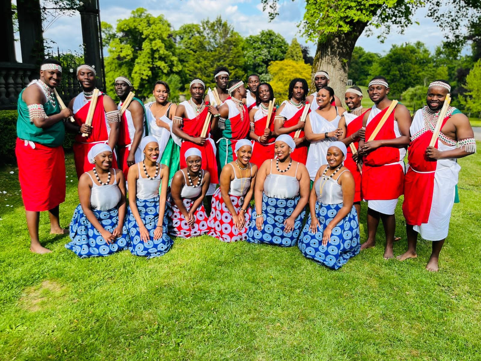 Le club Indanga Kigabiro en tenue traditionnelle burundaise