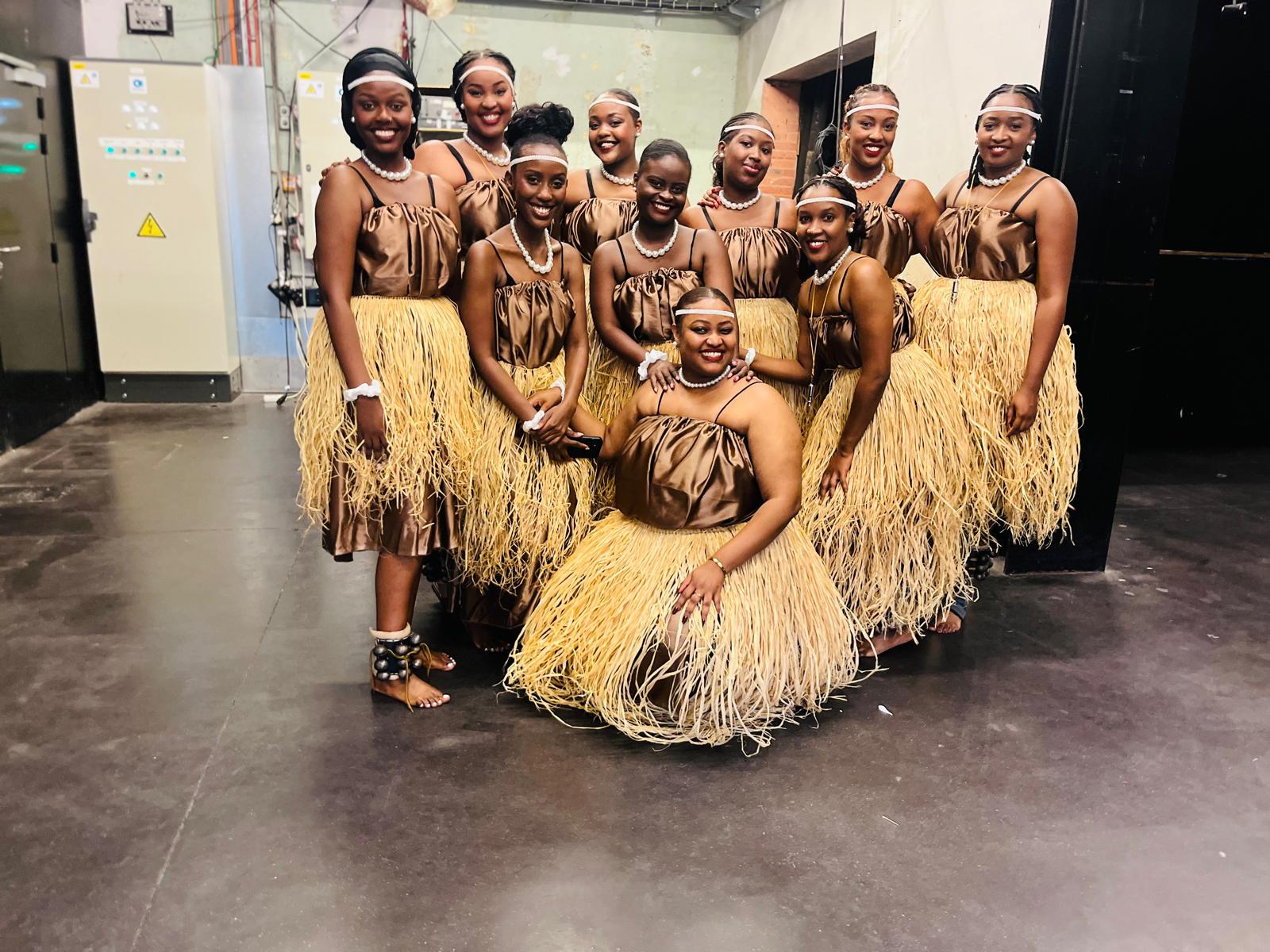 Danseuses du club Indanga Kigabiro en tenue dorée